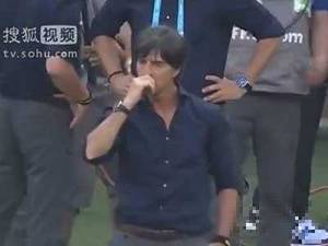 不太雅观？勒夫抹鼻子后与C罗握手