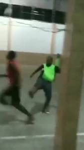 这告诉我们踢野球别乱秀，小心被打😅