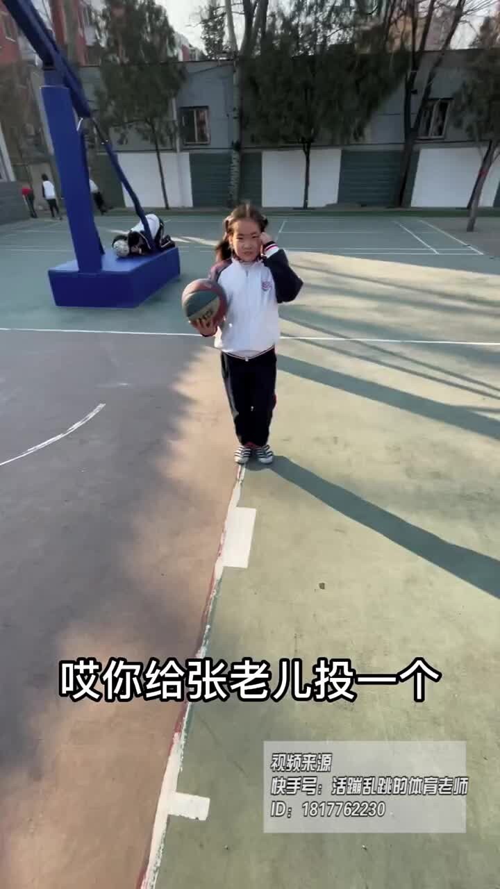 篮球场踢足球合适不合适？