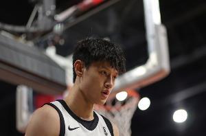 久疏战阵手感低迷！曾凡博8中1得5分4板 正负值&ldquo;-13&rdquo;全场最低