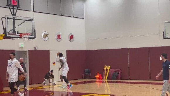 练练！训练结束之后 恩比德和哈登1V1单挑