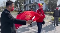 女足结束隔离后获赠宋锦国旗和43套宋锦服饰，服饰总价值将过百万