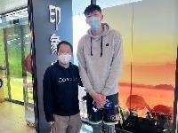 媒体人晒与周琦澳洲合照：周琦非常职业 只喝白水不喝饮料或啤酒