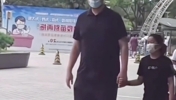 再忙也会抽时间陪女儿 姚明私下生活中带娃日常