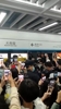 都冲着明星去的！胡明轩现身厦门地铁站当志愿者另一角度