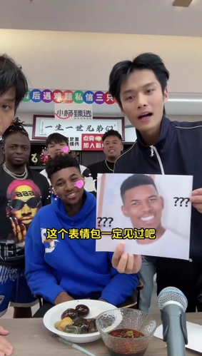 小杨哥拿出问号表情包 尼克-杨直接笑晕😂