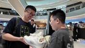 张镇麟的小粉丝对偶像的评价 拿到签名时发自内心激动