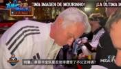 记者贴脸追问欧足联是否有黑幕❓️穆帅沉默但耐心为球迷签名